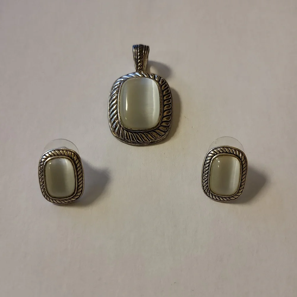 3/$25 ✨️ Pendant & Earring Set - Picture 3 of 9